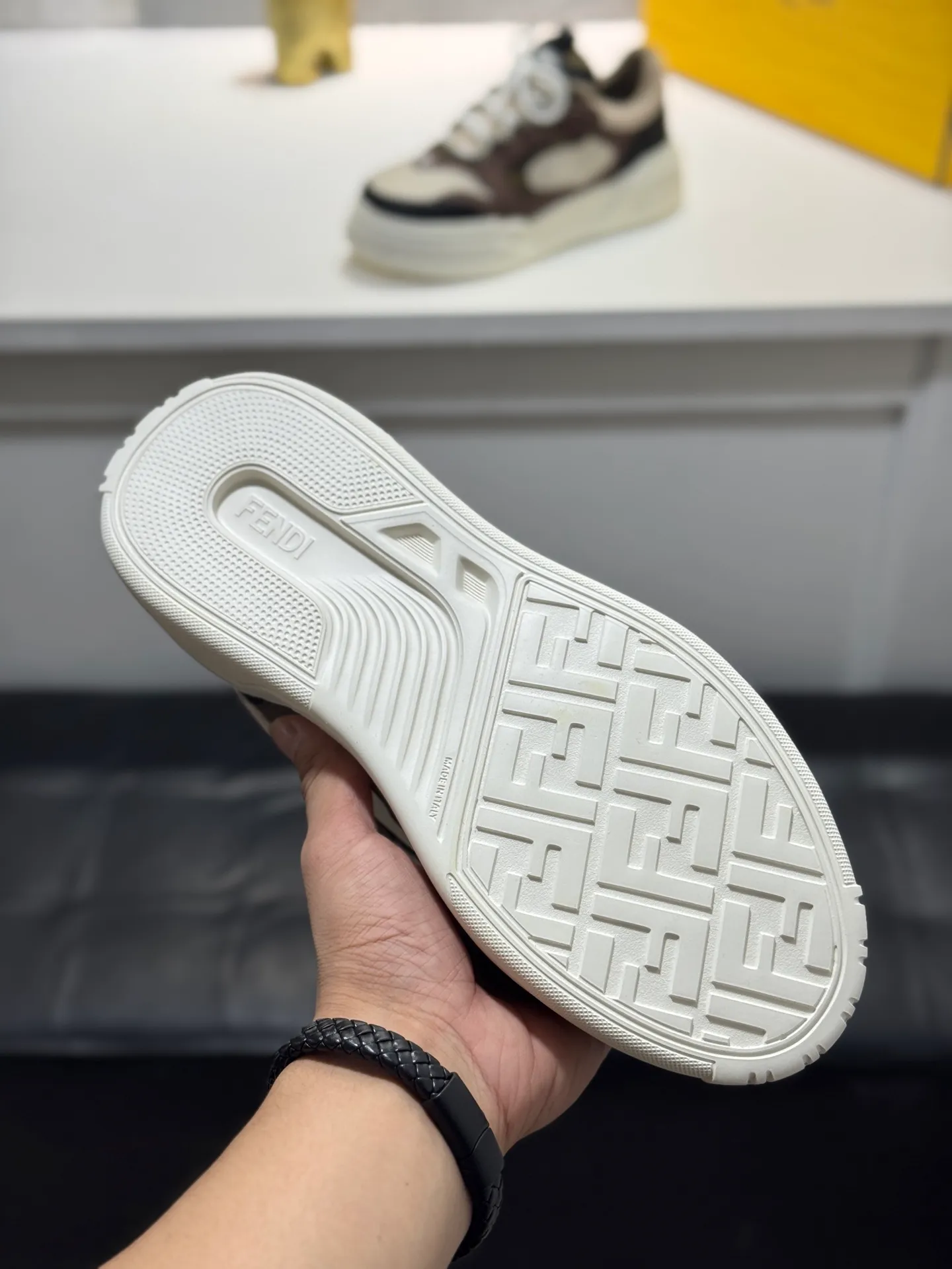 FENDI Fendi high version latest Force series calfskin FF men's shoes 💰560 [new style] 🦥🦥 mesh round toe thick sole low-top sports sneakers, these Force lace-up low-top shoes. Made of white full-grain leather and white and brown smooth leather. Padded. Brown FF jacquard and yellow technical fabric details. Lightweight and thick white sole with FF pattern details on the toe and heel ✔️Fabric: Imported first-layer cowhide breathable mesh ✔️Inner lining: Customized breathable mesh ✔️Sole: Open-molded rubber foam material ✔️Sole thickness: 7CM Size: #Men's 38-44 (45 is custom-made and cannot be returned or exchanged